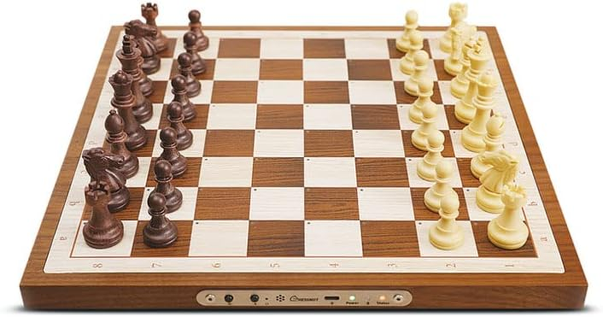 Шахматный компьютер CHESSNUT PRO (2023) - может быть подключен к компьютеру или смартфону для игры по сети. Его можно приобрести "всего" за 1000 долларов сша.