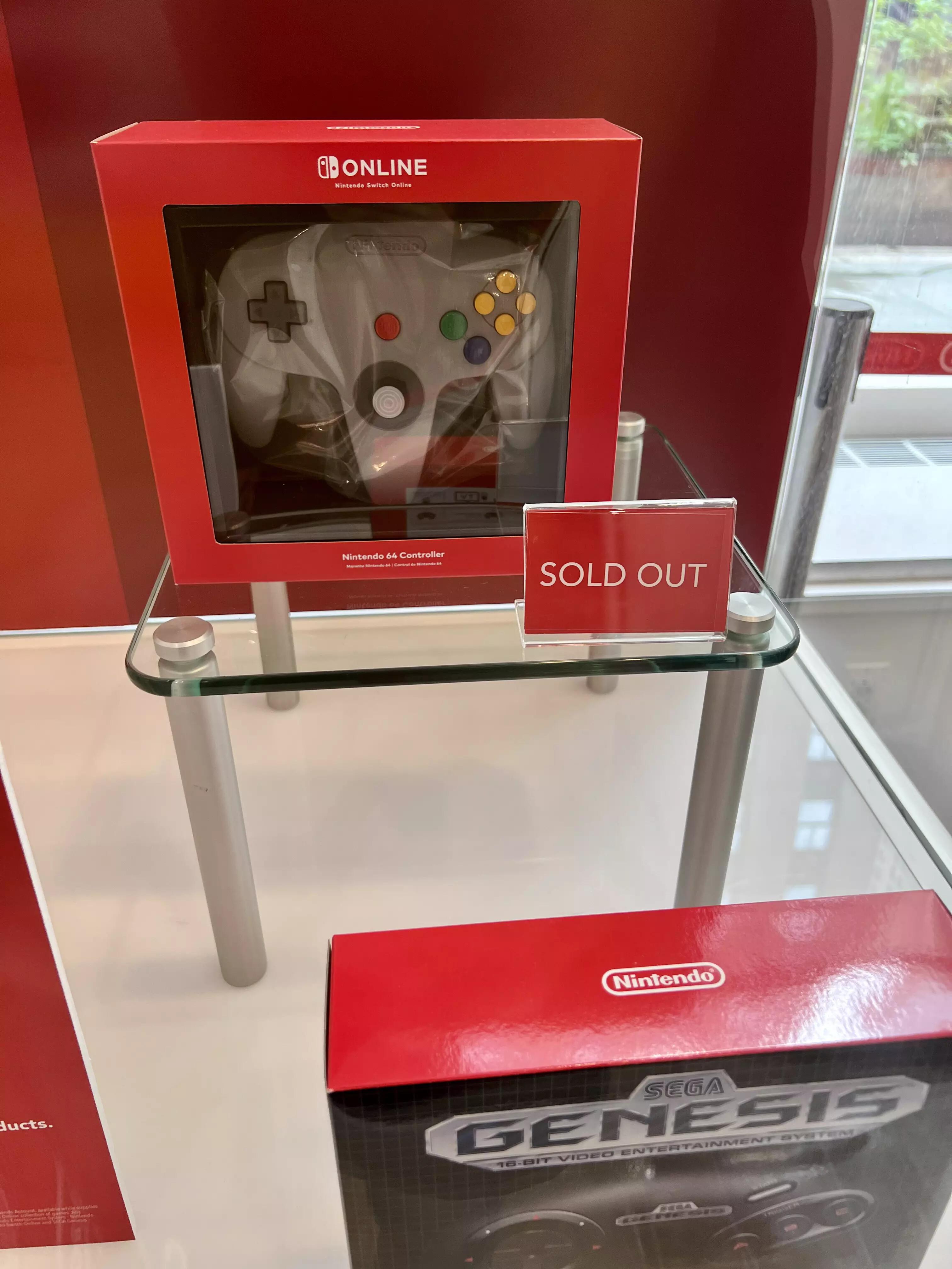 Тот самый контроллер N64, только вот он распродан. Видимо витринный образец не продают.