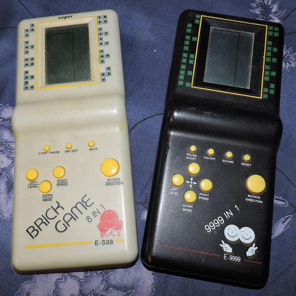 Brick Game пользовалась популярностью в России и СНГ в 1990—2000 гг., имела простое название «Тетрис»