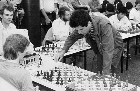 Из воспоминаний Каспарова о сеансе 1985 года: At one point I realized that I was drifting into trouble in a game against one of the “Kasparov” brand models. If this machine scored a win or even a draw, people would be quick to say that I had thrown the game to get PR for the company, so I had to intensify my efforts. Eventually I found a way to trick the machine with a sacrifice it should have refused. From the human perspective, or at least from my perspective, those were the good old days of man vs. machine chess.