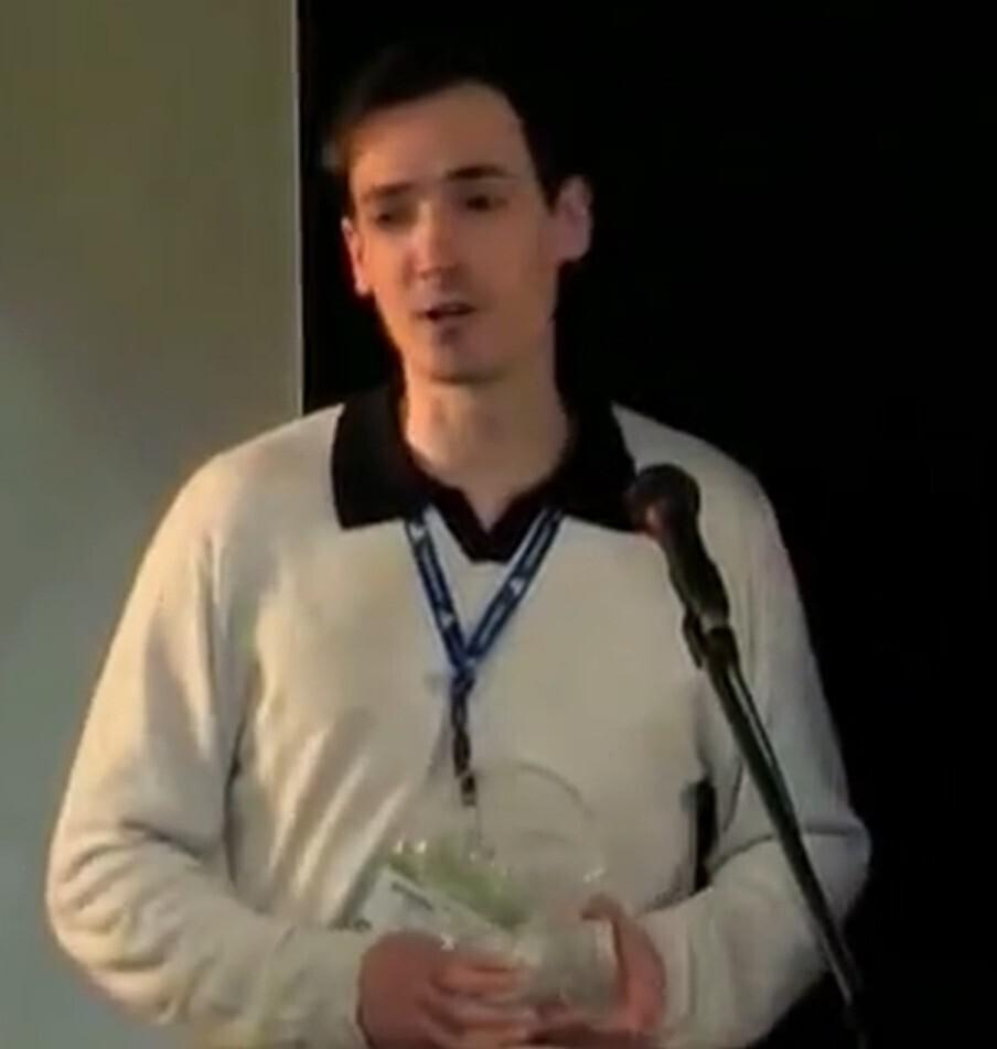 Дмитрий Гусаров с наградой «Приз от индустрии» на КРИ 2005.