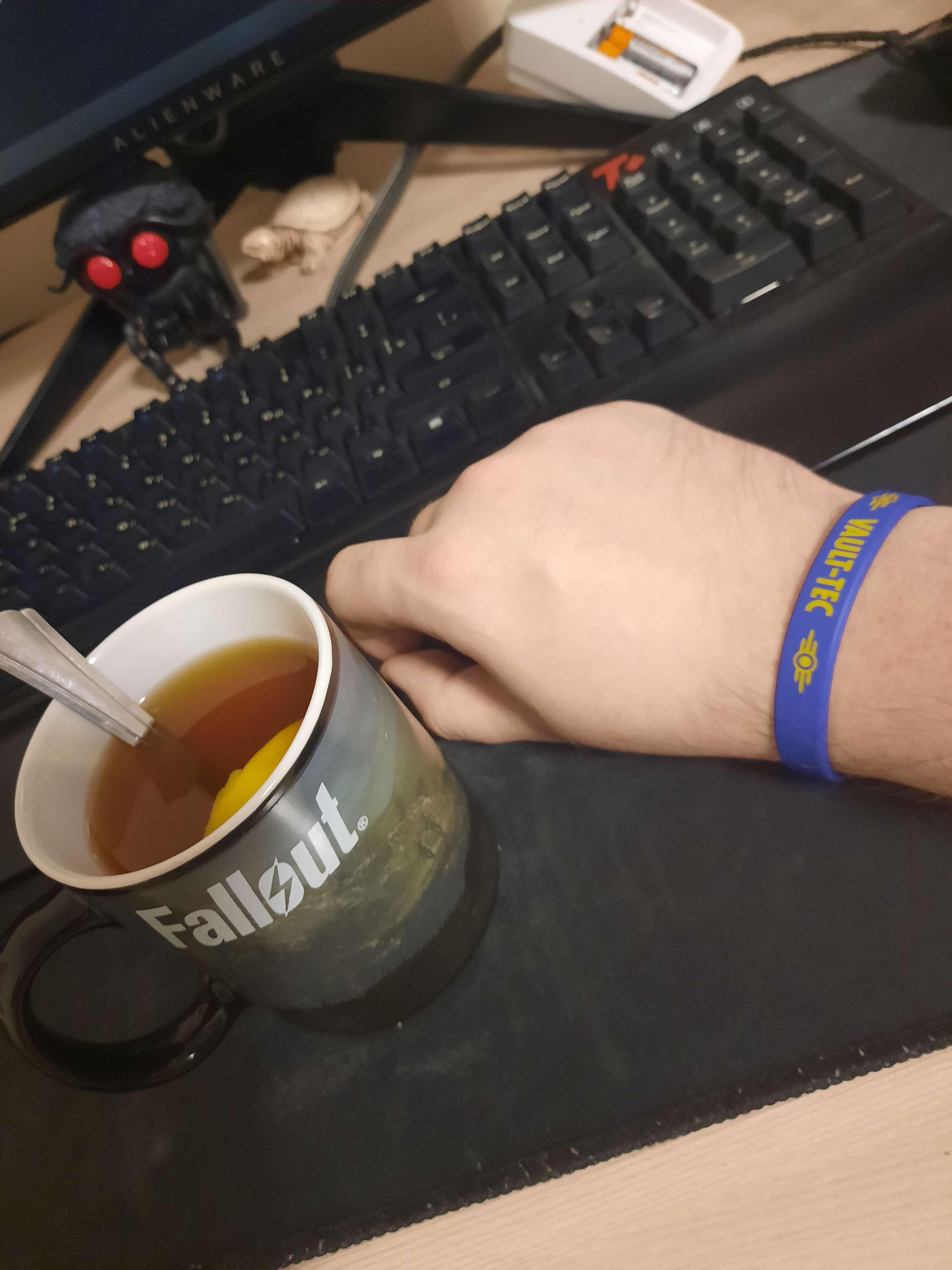 Внимание на резинку на руке!