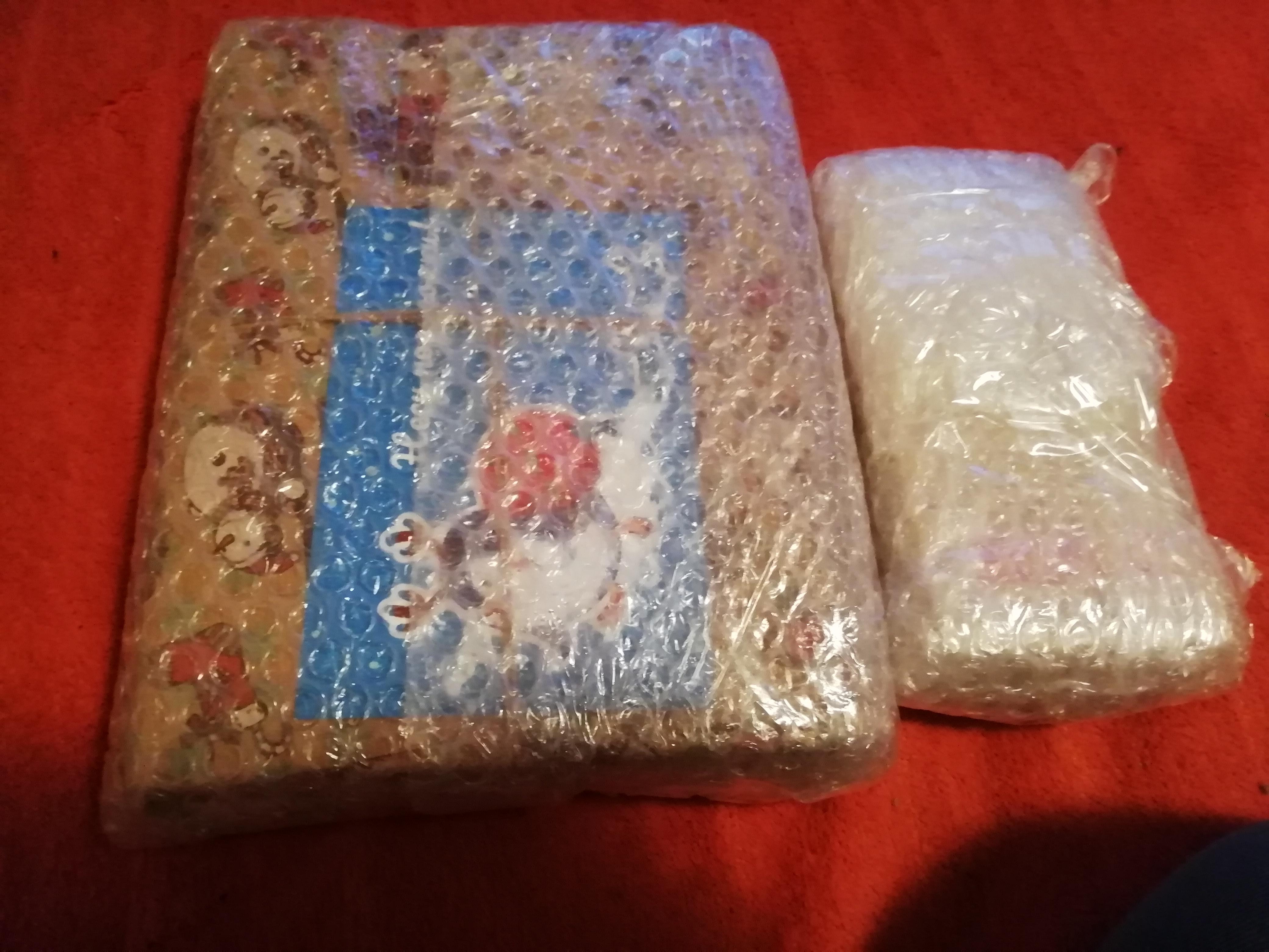 Распаковываем подарочки ^^